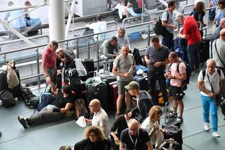 Cinzas vulcânicas lançadas pelo Etna fecharam aeroporto de Catânia