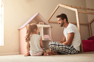 Observar a criança ajuda a escolher brinquedos que combinam com sua rotina e seu jeito de brincar