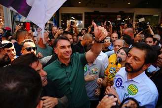 Flávio Bolsonaro durante caminhada no Brás, em São Paulo.