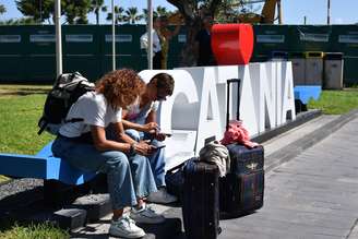 Passageiros aguardam com malas após aeroporto em Catânia ficar fechado por três dias