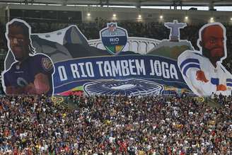 Bandeirão levantado no Maracanã antes de jogo da NFL no Brasil 