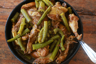 Frango caipira com quiabo é um clássico da cozinha mineira