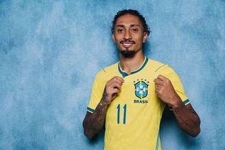 Raphinha com camisa da Seleção