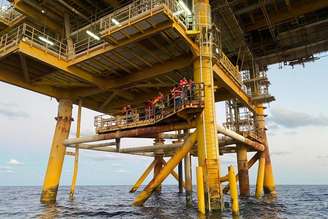 ONG Sea Watch disse que 23 pessoas se agarraram à plataforma de petróleo