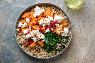 Quinoa com batata-doce, espinafre e queijo feta