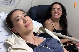 Ju Massaoka no hospital com sua amiga