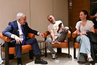 Netanyahu se reúne com passageiro que ajudou a evitar tragédia em voo