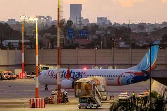 Avião da FlyDubai no Aeroporto Ben Gurion, em Israel