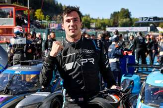 Alex Lynn celebra pole position pela Algarve Pro Racing em 2023