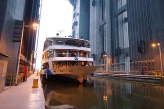 Ao inundar cidades inteiras para represar seu maior rio, a China literalmente obrigou seus navios a subir de elevador