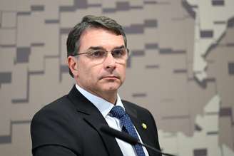Candidato à presidência, Flávio Bolsonaro é citado em investigações envolvendo a cinebiografia de seu pai, Jair Bolsonaro, e o desvio de emendas parlamentares