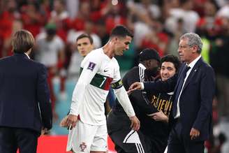 Cristiano Ronaldo e Fernando Santos após derrota de Portugal contra Marrocos nas quartas de final da Copa do Mundo de 2022, no Catar - 