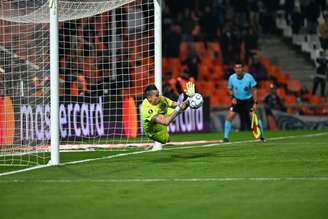 Fábio, do Fluminense, defendendo pênalti durante série de cobranças contra o Independiente Rivadavia, pelas oitavas de final da Copa Libertadores de 2026 - 