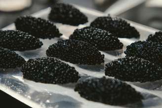O caviar foi, durante décadas, símbolo do luxo mais extremo. Até que a China decidiu democratizar o seu consumo.