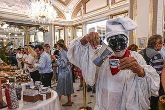 Pulcinella, figura tradicional da cultura italiana, serve café no evento da FAO, em Roma