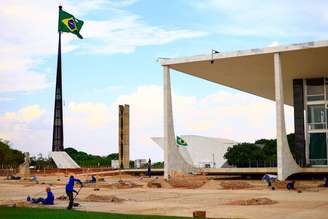 A bandeira do Brasil hasteada no mastro da Praça dos Três Poderes, em Brasília, aparece rasgada nesta quarta-feira, 30 de setembro de 2026