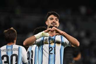 Flaco López comemora seu primeiro gol com a camisa da Argentina, na goleada sobre a Bolívia em amistoso - 