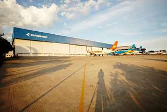 A Embraer mantém expectativa de entregar entre 80 e 85 aeronaves na aviação comercial e entre 160 e 170 aeronaves na aviação executiva em 2026