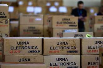 O TRE-DF realiza a organização e distribuição das urnas eletrônicas para as eleições de 2026 no Distrito Federal.