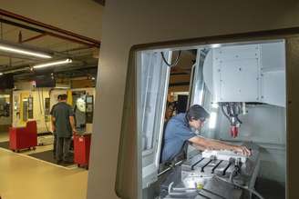 Queda da indústria em agosto foi a mais intensa para o mês desde agosto de 2022, segundo o IBGE