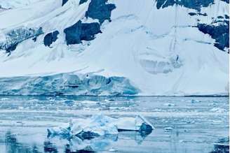 A frente de uma geleira encontra o mar na Antártica: o manto de gelo do continente contém água suficiente para elevar o nível global do mar em cerca de 58 metros. Qiyue Sun