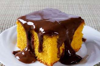 bolo de cenoura sem trigo e calda de chocolate zero açúcar.