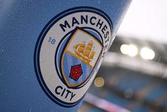 Bandeira com escudo do Manchester City 
