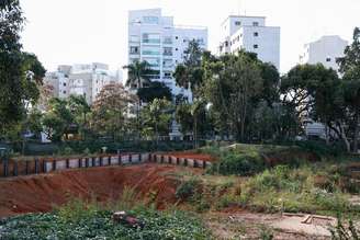 Obras paradas no terreno do Bosque dos Salesianos, localizado no Alto da Lapa, zona oeste de São Paulo.