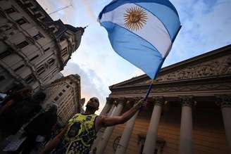 Argentino protesta contra política econômica do governo Milei
