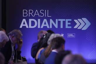 Entre maio e agosto, foram realizados oito painéis com 32 especialistas, lideranças institucionais, representantes do setor empresarial e membros da sociedade civil com o objetivo de transformar diagnósticos em propostas concretas.