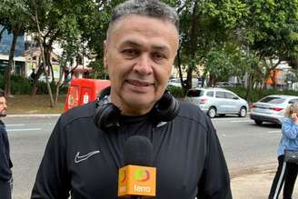 Batista Alencar concede entrevista na entrada do velório de Lito Sousa