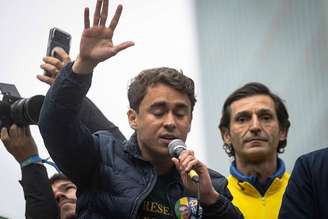 Nikolas Ferreira, deputado federal, tem relação conturbada com Carlos Bolsonaro