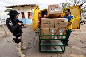 O Tribunal Regional Eleitoral do Distrito Federal (TRE-DF) deu início, na manhã de sexta-feira, 2, à operação de distribuição das urnas eletrônicas nas escolas onde haverá votação nas eleições de 2026 no Distrito Federal. Na foto, Escola Cívico Militar da cidade estrutural.