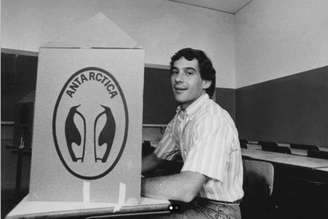 Ayrton Senna vota em cabine patrocinada pela Antarctica, em 1989