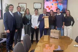 Dell'Utri se reuniu em SP com representantes do Eugenio Montale e do Dante Alighieri