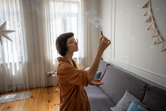 A defumação é utilizada como uma forma simbólica de limpeza, proteção e renovação energética