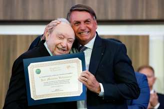 Manoel Ferreira e Jair Bolsonaro durante a entrega de certificado da amizade pelo bispo ao presidente em 2022