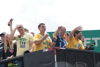 O candidato à presidência pelo PL, Flávio Bolsonaro, acena para apoiadores em Santa Bárba d'Oeste, no interior de São Paulo