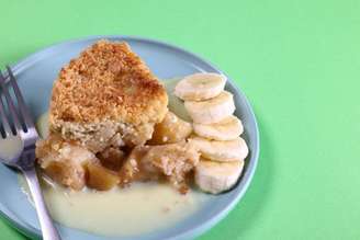 Torta de banana com farofa.