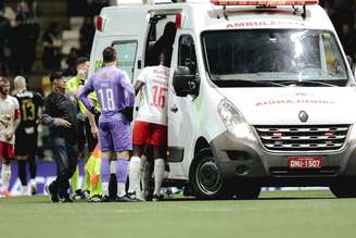 Alix Vinícius deixou o campo de ambulância após choque de cabeça em Atlético-MG x Red Bull Bragantino 
