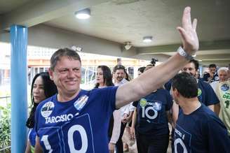 Tarcísio de Freitas chega à seção eleitoral para votar acompanhado da primeira-dama, Cristiane Freitas Foto Tiago Queiroz/Estadão