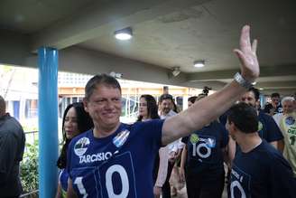 Governador Tarcísio de Freitas (Republicanos) disputa eleição com Fernando Haddad (PT) e aparece à frente nas pesquisas