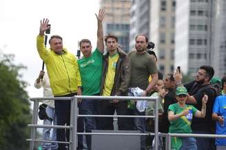 Ex-presidente Jair Bolsonaro durante ato em defesa da anistia aos condenados pelos atos golpistas de 8 de janeiro de 2023; ao lado dele, os filhos Flávio, Jair Renan e Carlos