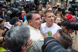 Douglas Ruas, candidato do PL ao governo do Rio, acompanhou Flávio Bolsonaro em votação na manhã deste domingo