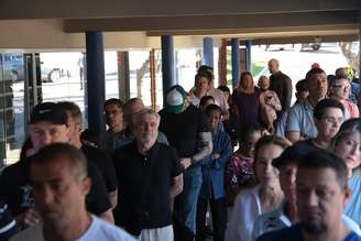 Filas de eleitores na abertura dos portões do Colégio Miguel de Cervantes, no Morumbi