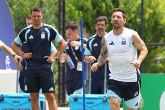 Lionel Messi é observado por Scaloni em treino da Argentina antes de partida contra o Egito, pelas oitavas de final da Copa do Mundo de 2026 - 