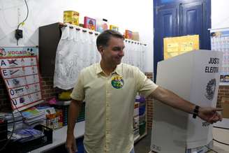 Flávio Bolsonaro votou em colégio eleitoral no Rio de Janeiro