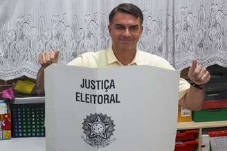 O candidato à presidência do Brasil, Flávio Bolsonaro, do Partido Liberal (PL), gesticula enquanto vota durante as eleições gerais, no Rio de Janeiro, Brasil, em 4 de outubro de 2026.