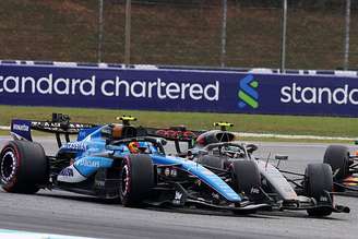 Toque entre Bortoleto e Sainz na relargada do GP do Bahrein na Malásia