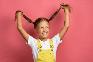 Penteados criativos podem transformar a brincadeira do cabelo maluco em uma produção divertida para as crianças